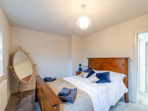 1 dormitorio con 1 cama grande y espejo grande en 3 Bed in Harrogate 79596, en Pannal