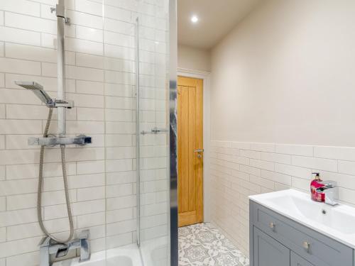 y baño con ducha y lavamanos. en 3 Bed in Harrogate 79596, en Pannal