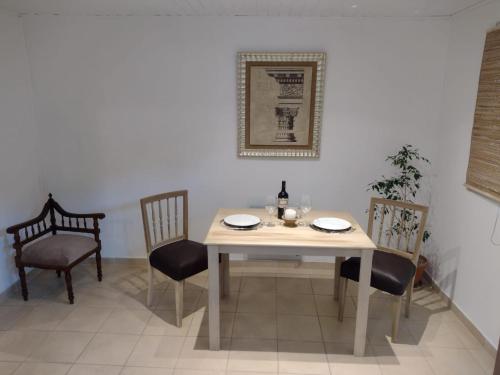 comedor con mesa y 2 sillas en Casa MAGNOLIA en Chacras de Coria