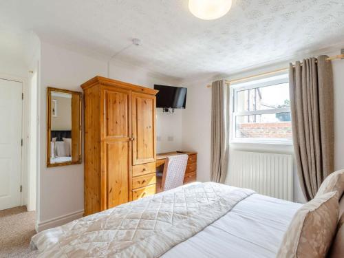 um quarto com uma cama, uma cómoda e uma janela em 5 Bed in Yorkshire Dales 81390 em Richmond