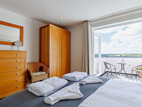 um quarto com duas almofadas numa cama com uma janela em 3 Bed in Saint Just in Roseland 81488 em Saint Just in Roseland