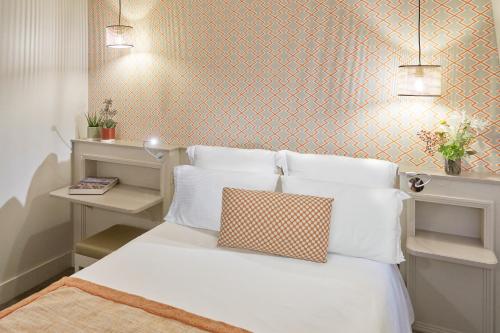 Ein Bett oder Betten in einem Zimmer der Unterkunft Hôtel Vic Eiffel