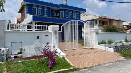 a house with a gate in front of it at 吉隆坡后花园别墅Backyard Garden Villa KL in Petaling Jaya