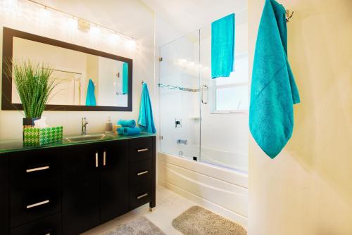 a bathroom with a sink and a mirror at VILLA FOUR PALMS - 3 BEDS - 2 BATHS - 6 GUESTS - GULF ACCESS & POOL - INCL.10% OFF BOAT RENTAL in Cape Coral