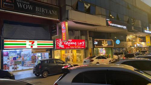 a busy city street with cars parked in front of buildings at 吉隆坡后花园别墅Backyard Garden Villa KL in Petaling Jaya