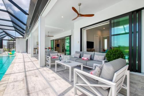 Televisyen dan/atau pusat hiburan di VILLA FOURTASTIC VIEW - 4 BEDS - 4,5 BATHS - 8 GUESTS - GULF ACCESS & POOL/SPA - BOAT
