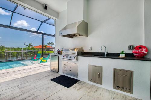 Dapur atau dapur kecil di VILLA FOURTASTIC VIEW - 4 BEDS - 4,5 BATHS - 8 GUESTS - GULF ACCESS & POOL/SPA - BOAT