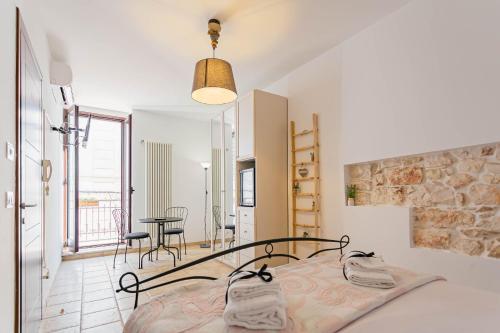 una camera con letto e tavolo di Helios Rooms by Wonderful Italy a Conversano