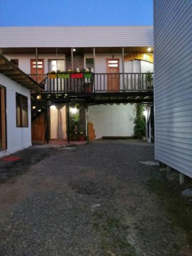 uma casa com um deque e uma varanda em Departamentos Centro Pichilemu em Pichilemu