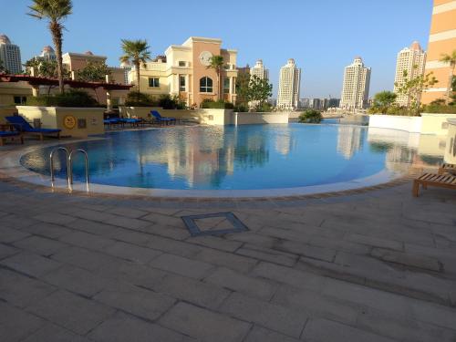 Bazén v ubytování Luxury Chalet at Pearl Qatar nebo v jeho okolí