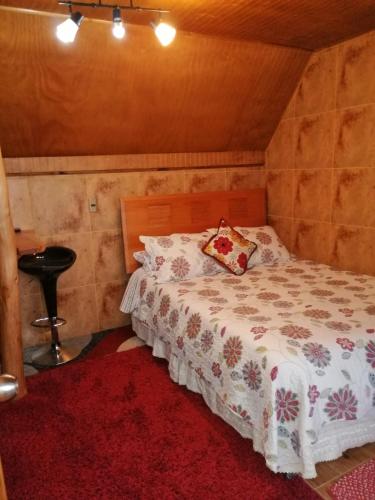 een slaapkamer met een bed met een wit dekbed bij Departamentos Centro Pichilemu in Pichilemu