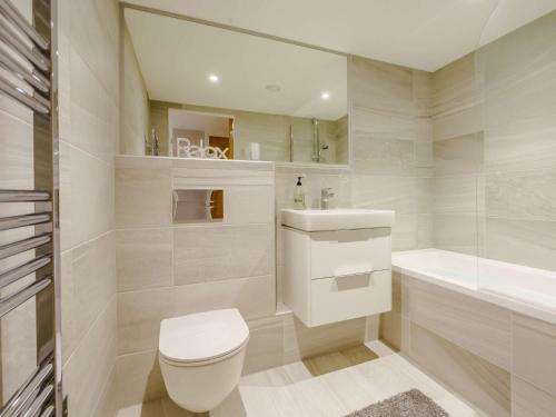 uma casa de banho com um WC, um lavatório e uma banheira em 2 Bed in Skipton 83162 em Cononley