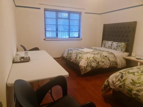 Letto o letti in una camera di HASATE GUEST HOUSE 13 LOUWVILLE STREET BELLIVILLE Cape Town south Africa