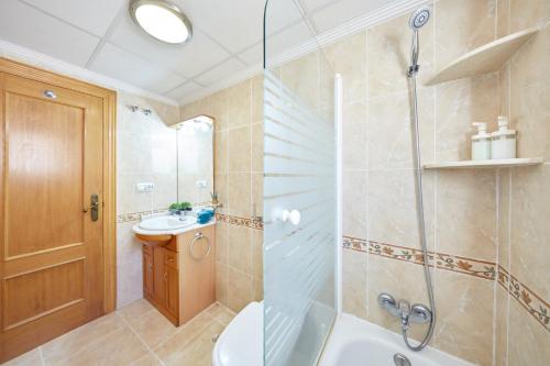 a bathroom with a shower and a sink at Villa con vistas al mar in Alicante
