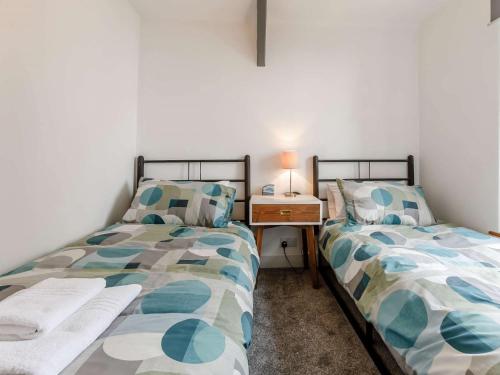 twee bedden naast elkaar in een slaapkamer bij 2 bed in Padstow 83130 in Little Petherick