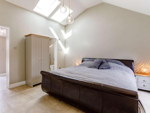 um quarto com uma cama grande num quarto em 1 bed property in Huntingdon 83312 em Sawtry