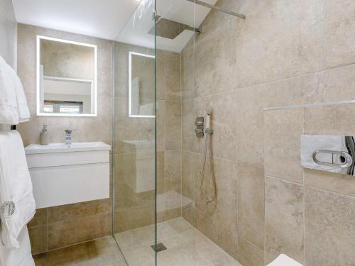 uma casa de banho com um chuveiro e uma porta de vidro em 1 bed property in Huntingdon 83312 em Sawtry