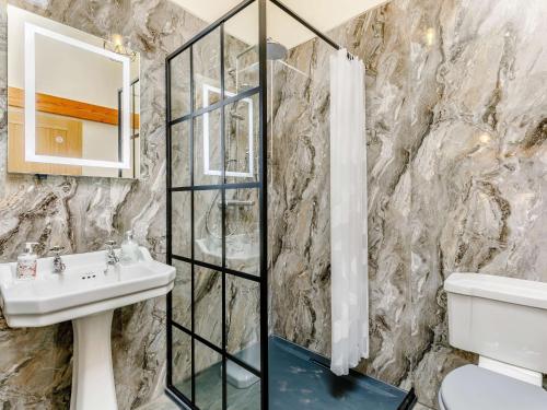 een badkamer met een wastafel en een spiegel bij 2 bed in Masham 85510 in Masham