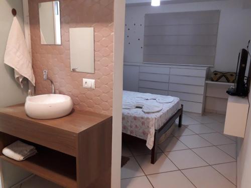 a bathroom with a sink and a bed in a room at LOFT NOVO CONFORTÁVEL in Sorocaba