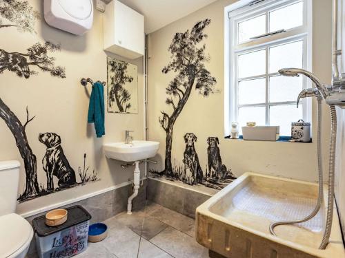 a bathroom with black and white animals on the wall at 4 bed property in Hastings 85519 in Guestling
