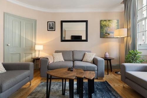 a living room with a couch and a table at Russell Square Vintage - 2 Cozy Bed Home in London