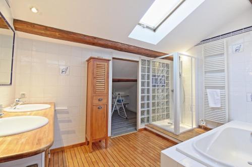 une salle de bain avec un lavabo et une douche dans l'établissement Le Guerin - Parking et Centre, à Nîmes