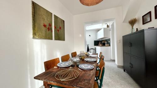 une salle à manger avec une table et des chaises en bois dans l'établissement Maison Pasteur, maison de pêcheur entièrement rénovée pour 6 personnes, au Crotoy