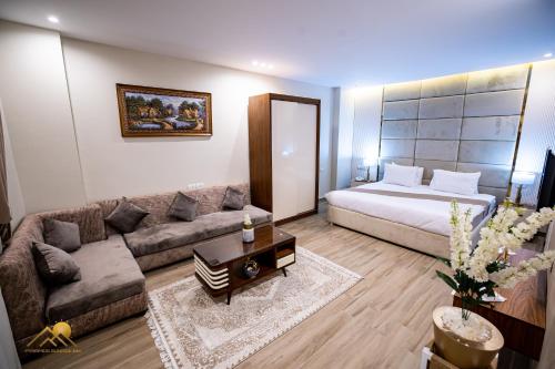 uma sala de estar com um sofá e uma cama em Golden Pyramids Sunrise Hotel no Cairo