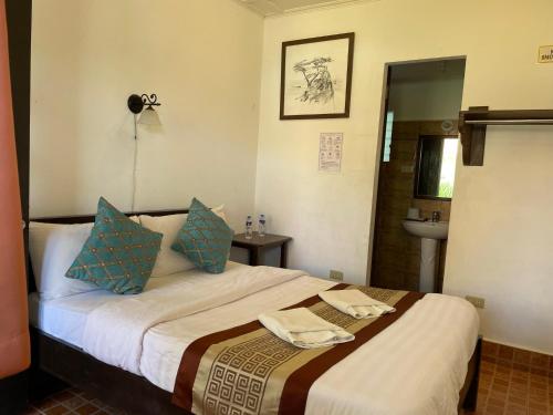 Un pat sau paturi într-o cameră la Villa Apolonia Resort