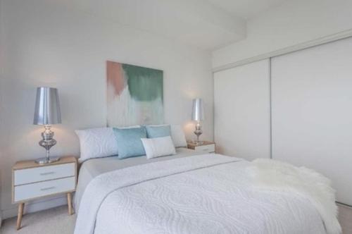 Deluxe Downtown Toronto Condo – Photos 2