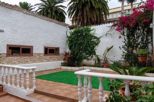 a garden with a green lawn in front of a house at Casa Lola in Los Realejos