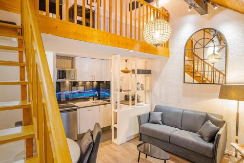 un salon avec un canapé et une cuisine dans l'établissement Chamour - A duplex apartment with Mont-Blanc view, à Chamonix-Mont-Blanc