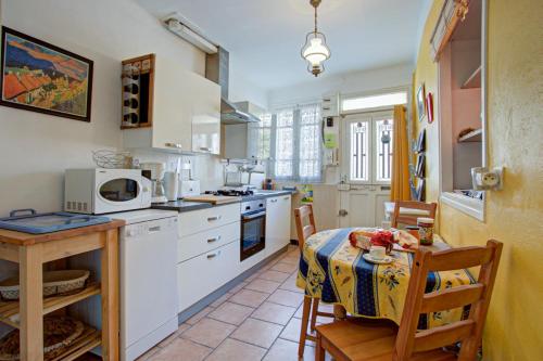 une cuisine avec une table et une salle à manger dans l'établissement Maison de village CorneilladeConflent Pyrnees, à Corneilla-de-Conflent