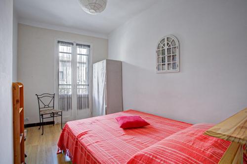 une chambre avec un lit avec une couverture rouge dans l'établissement Maison de village CorneilladeConflent Pyrnees, à Corneilla-de-Conflent