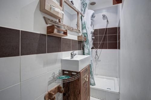 une salle de bain avec un lavabo et une baignoire dans l'établissement Maison de village CorneilladeConflent Pyrnees, à Corneilla-de-Conflent