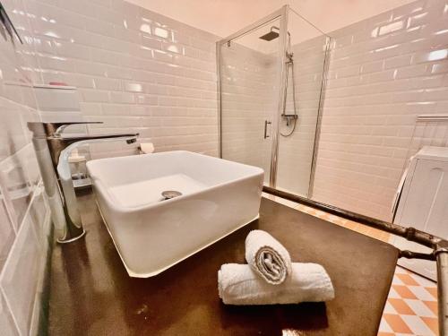 bagno bianco con vasca e doccia di ApartHotel Riviera - CCC OT Loft du Chateau Old Town Prom des Anglais a Nizza