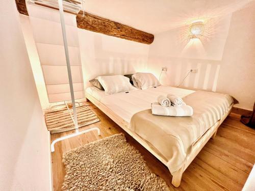 una camera da letto con un letto e due asciugamani di ApartHotel Riviera - CCC OT Loft du Chateau Old Town Prom des Anglais a Nizza