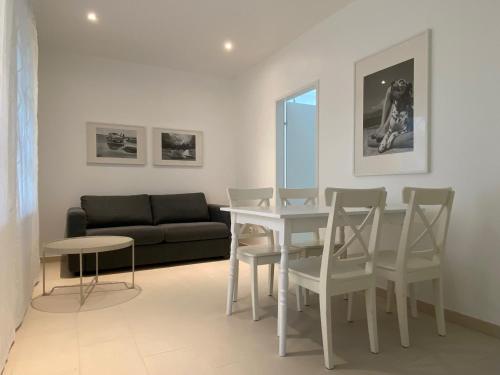 a living room with a table and chairs and a couch at Storchencamp Gästehaus Purbach in Purbach am Neusiedlersee