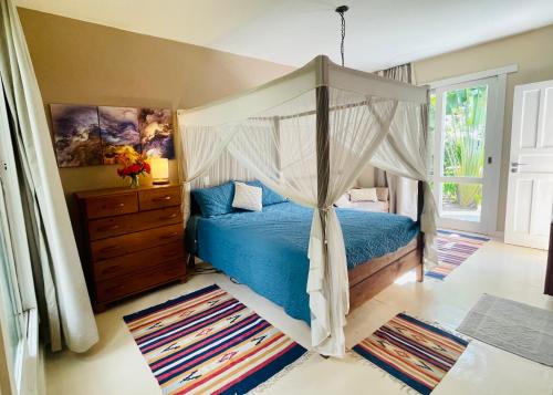 een slaapkamer met een hemelbed en een dressoir bij Suite de Luxo / Frente Mar / Serra Grande, Bahia (Luzimares) in Serra Grande