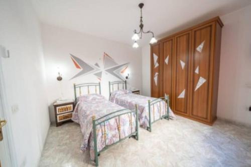 1 dormitorio con 2 camas y una estrella en la pared en Terrazza Belvedere a Pontone - Amalfi coast, en Pontone