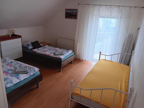 Appartement in Nitra under the Zobor-Hill في نيترا: غرفة بسريرين ونافذة