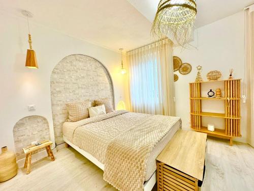 una camera da letto con un letto grande in una stanza di Perle Rare du Centre-ville a Évreux