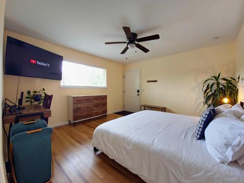 a bedroom with a bed and a ceiling fan at Peaceful Yosemite Retreat-King Suite-Pet Friendly in Oakhurst