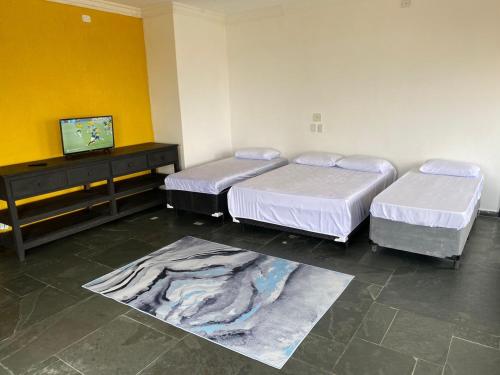 Ένα ή περισσότερα κρεβάτια σε δωμάτιο στο Suítes Temporada Favorita