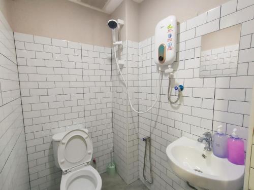 y baño con ducha, aseo y lavamanos. en ₘₐcₒ ₕₒₘₑ【Private Room】@Stulang 【CIQ】【Mid Valley】 en Johor Bahru