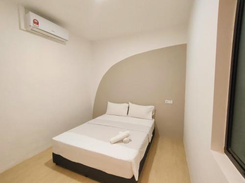 ein kleines Schlafzimmer mit einem weißen Bett in einem Zimmer in der Unterkunft ₘₐcₒ ₕₒₘₑ【Private Room】@Stulang 【CIQ】【Mid Valley】 in Johor Bahru