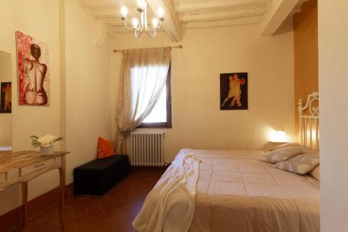 una camera da letto con un letto e una finestra di Fuga romantica a Montepulciano a Montepulciano