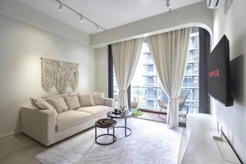 uma sala de estar com um sofá e uma grande janela em Zen Leisure House @mount austin tebrau Ikea em Johor Bahru