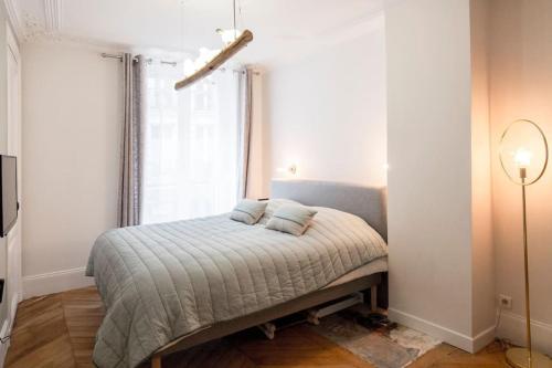 une chambre avec un lit dans une pièce avec une fenêtre dans l'établissement Amazing 6 pax place near Opera, à Paris