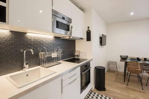 une cuisine avec un évier et un plan de travail dans l'établissement Amazing 6 pax place near Opera, à Paris